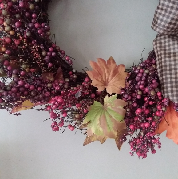 20" Wreath Different Colors of Burgundy/Plum Berries and Homespun Bow - Picture 4 of 9